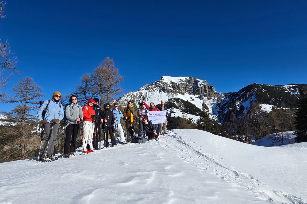 Achtsames Wandern durch Schnee und Stille