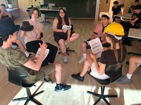 Jugendliche diskutieren über die Alpen von morgen