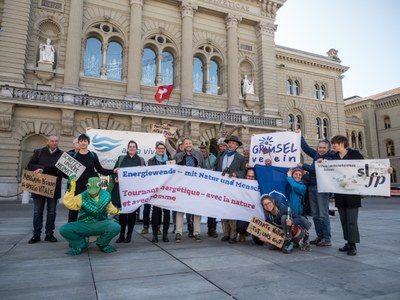 Naturraum statt Energieindustrie: Kundgebung mit Hörnern und Wanderschuhen für intakte Berggebiete
