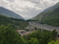 Junge Menschen diskutieren über Flächenverbrauch im Val di Susa/I