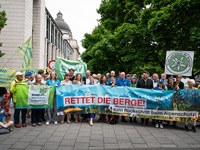 Protestaktion "Rettet die Berge"