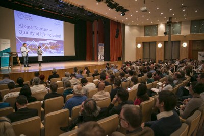 Tourisme : les deux faces de la médaille