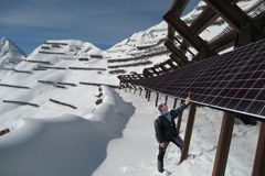 Projet solaire de grande envergure dans un village de montagne suisse