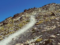 Sentiero in salita per il turismo alpino sostenibile