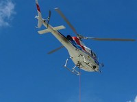 Zelena pobočja pobelili s snegom iz helikopterja