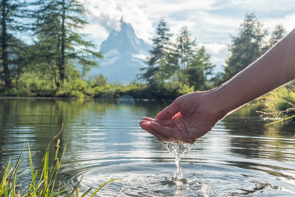 H2O: dragocena, mogočna, redka