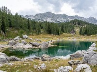 Odpadne vode s Koče pri Triglavskih jezerih onesnažujejo Dvojno jezero