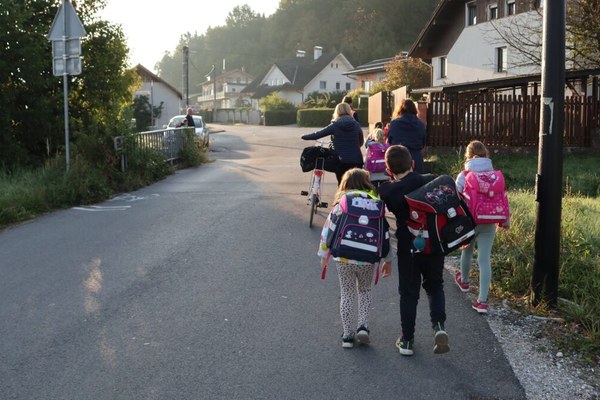 Podprimo otroke – Pešbus in Bicivlak vabita!